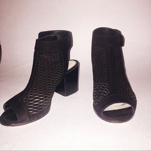 VINCE CAMUTO Black Heels